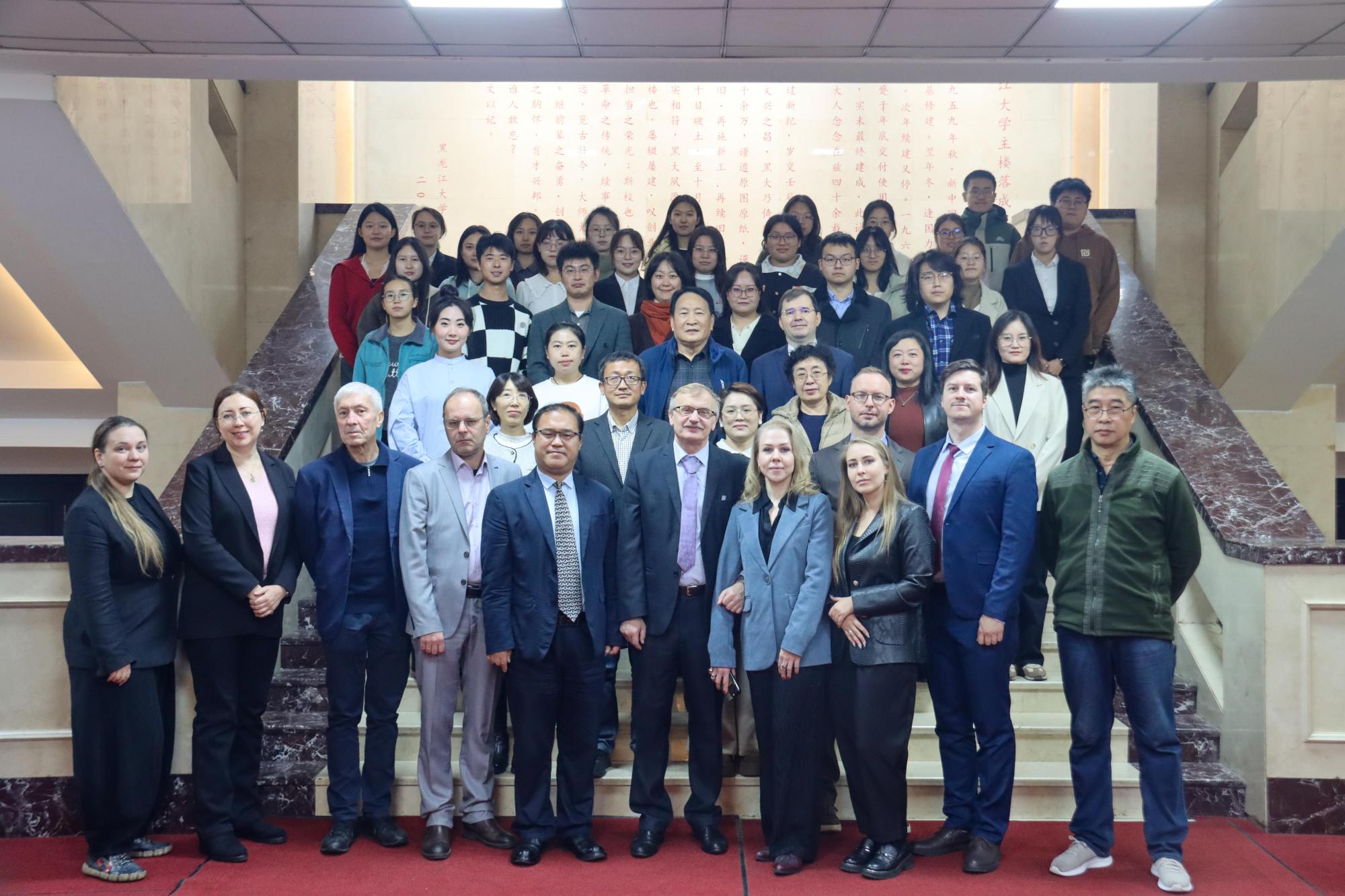 Читать, узнавая друг друга - круглый стол в Хэйлунцзянском университете Читать, узнавая друг друга - круглый стол в Хэйлунцзянском университете